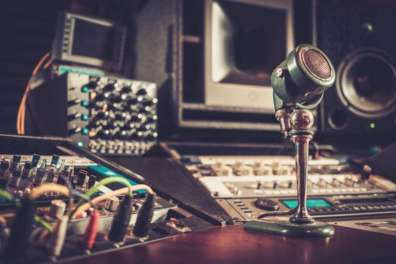 錄音棚里的幕后英雄 音樂(lè)制作人的工作與創(chuàng)作